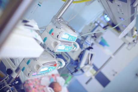 Un bebeluș a murit după ce medicii i-au administrat gaz ilariant în loc de oxigen