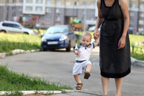 Curaj de mamă! Momentul filmat când o mamă își salvează copilul de răpitorii lui