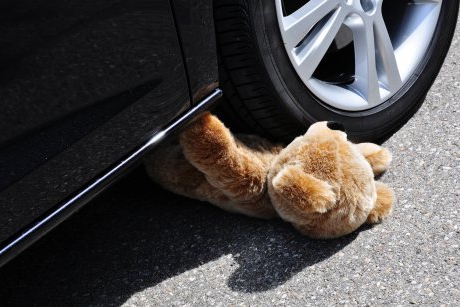 Un băiețel de 3 ani din Brașov și-a găsit sfârșitul sub roțile mașinii tatălui său. Atenție la neatenție, dragi părinți!