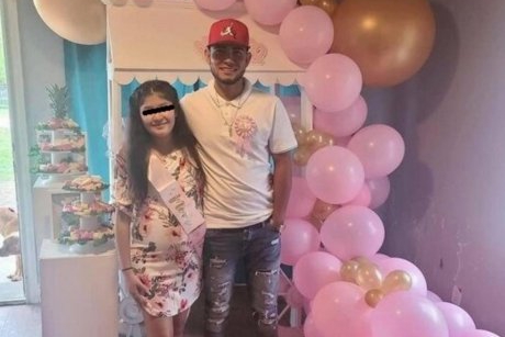 O mamă a fost arestată după ce i-a organizat fiicei ei de 12 ani, gravidă, un baby shower. L-a invitat și pe bărbatul care a violat-o