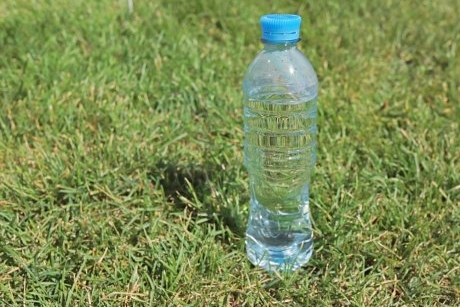 Specialiștii avertizează! De ce nu este bine să bei apa care a stat la soare într-o sticlă de plastic