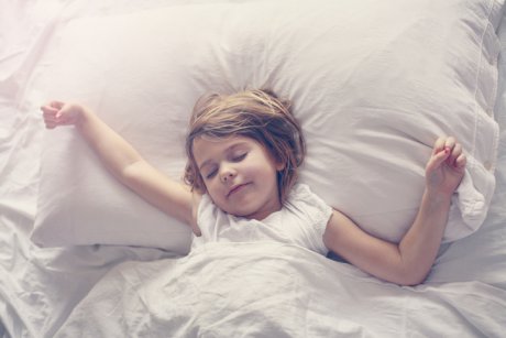 Copilul se mișcă mult în somn? Iată de ce și când trebuie să te îngrijorezi