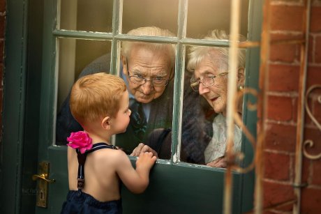 Bunicii sunt magici! Un fotograf a surprins cele mai frumoase imagini cu bunicii și nepoții lor