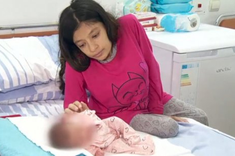 Naștere miraculoasă în București: mama de 24 de ani avea numai 27 de kg. Acum are nevoie de ajutorul nostru pentru fetița ei