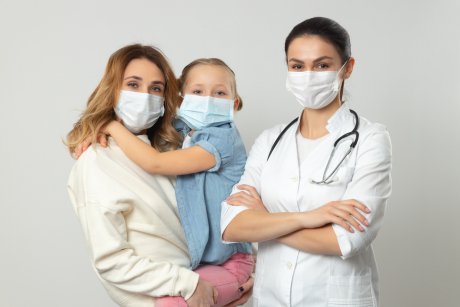 Lege nouă: părinții cu SARS-CoV-2 vor putea fi tratați în secțiile de pediatrie unde se află internați și copiii lor