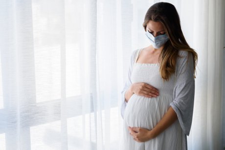 Avertisment CDC: cum sunt afectate femeile însărcinate și bebelușii lor dacă se infectează cu COVID-19