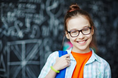 Studiu: copiii care poartă ochelari de vedere sunt mai buni la matematică și citire. Cum se explică acest lucru
