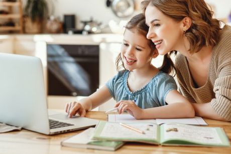 Zile libere și indemnizații pentru părinții care stau acasă cu copiii în școala online! Care sunt condițiile