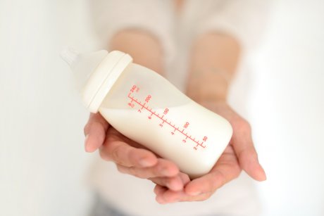 Gest impresionant: mamele donează lapte matern pentru un bebeluș alergic la lapte praf, a cărui mamă a murit imediat după naștere