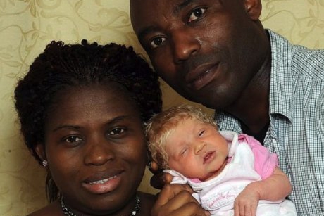 Bebelușul miracol: un cuplu de nigerieni a adus pe lume un copil alb. Cum explică știința acest mister