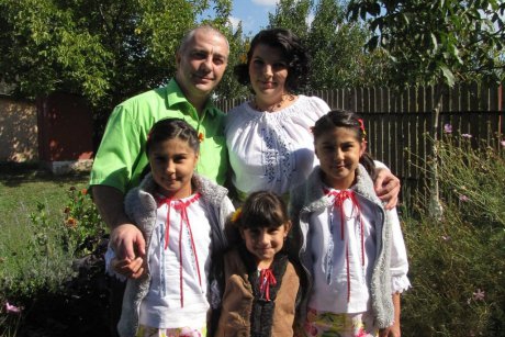 Și-au dorit doi copii blonzi cu ochi albaștri, dar au adoptat trei fetițe de etnie rromă