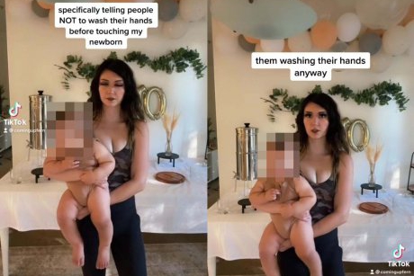 O mamă le interzice oamenilor care intră în contact cu bebelușul ei să se spele pe mâini
