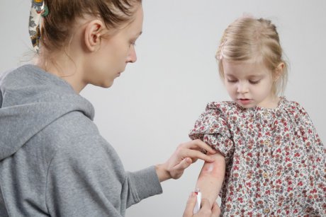 Dermatita atopică la copii: cum ai grijă de pielea sensibilă și predispusă la iritație
