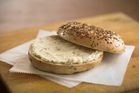 Tartine cu crema de pui si branza Cheddar