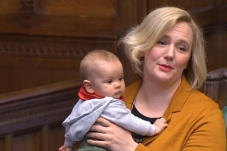 O mamă parlamentar mustrată aspru după ce a ținut un discurs cu bebelusul ei de 3 luni în brațe