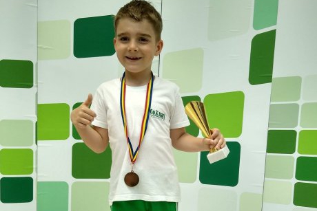 Are doar 7 ani și este cel mai bun jucător de șah din lume! Cine este micul român campion