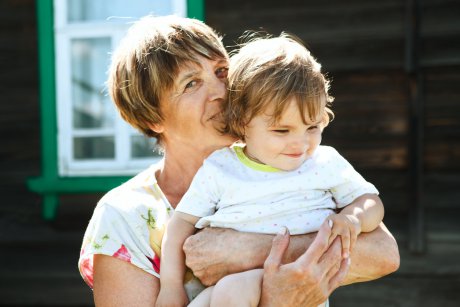 Mama mea îmi cere bani să aiba grijă de copilul meu, propriul ei nepot