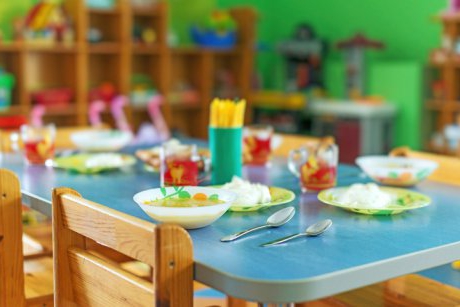 Șefa creșelor din Ploiești acuzată că fură mâncarea copiilor. Ea și 4 educatoare ascundeau alimentele în pod