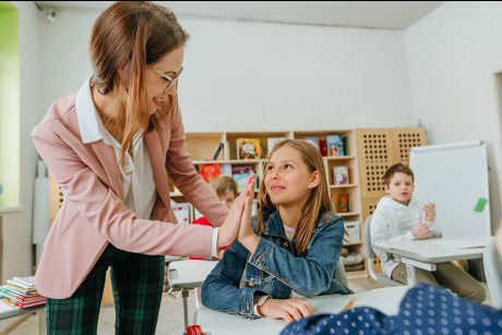 Ministerul Educației a schimbat media de la care se acordă bursele de merit! Ce elevi se mai încadrează pentru banii de la stat