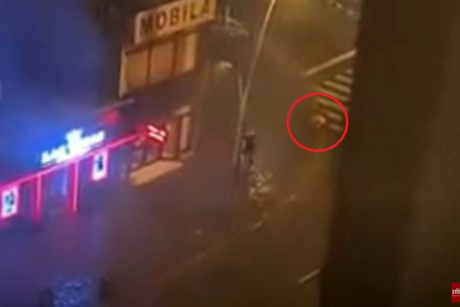 Video: o mamă intră într-o o sală de jocuri de noroc și își lasă fetița în căruciorul care este luat de vânt