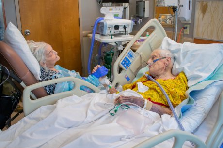 Poza zilei: dupa 80 de ani de căsnicie, separat de carantină, un cuplu se reunește în salonul de spital