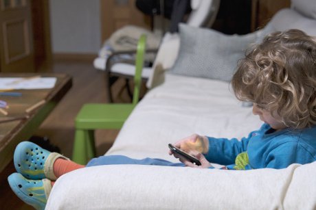 Un copil de 2 ani a comandat online mobilă de 2000 de dolari