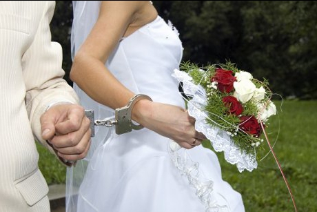 Arestați la propria nuntă pentru că mireasa purta rochia de mireasă furată de la fosta soție a mirelui