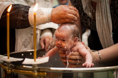 Un preot a botezat greșit copiii timp de 20 de ani. Toate slujbele trebuie refăcute