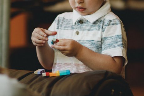 Autism infantil: ce este și din ce cauze apare?