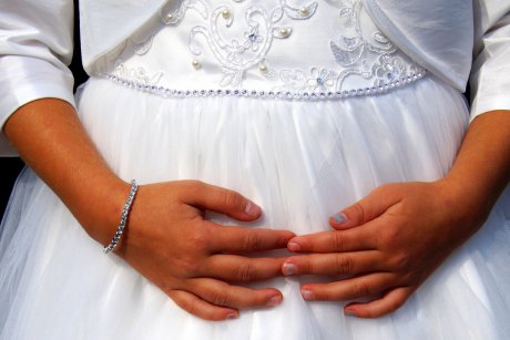O fetița de 13 ani din Cluj este „căsătorită” cu un bărbat în vârstă de 75 de ani