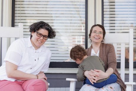 Un cuplu de lesbiene dă în judecată clinica de fertilizare pentru că au primit un embrion băiat