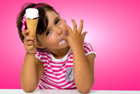 Înghețata, curentul și roșu în gât. Cele mai frecvente mituri despre sănătatea copiilor, demontate de medicul pediatru Oana Vîrban