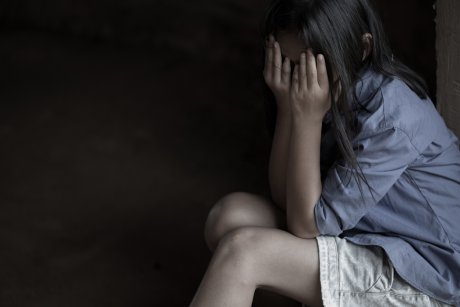 Lumea noastră oribilă, în care îți lași fiica să doarmă la o prietenă și este violată de tatăl acesteia