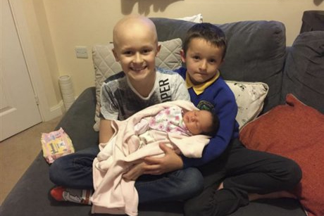 Avea cancer în stadiu terminal, dar băiețelul de nouă ani a luptat feroce cu boala ca să își cunoască surioara