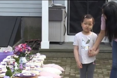 Cadoul emoționant pe care o micuță luptătoare cu cancerul l-a primit de Paște