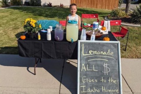 Un copil de 9 ani a vândut limonadă timp de 3 ani pentru a dona banii unui adăpost pentru animale