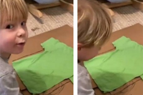 Cum mi-am învățat băiețelul de 2 ani să își împacheteze propriile hăinuțe