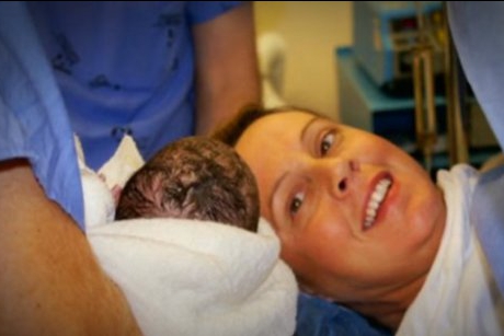 O mamă a aflat că bebelușul din pântece nu este al ei și a fost nevoită să îl dea imediat după naștere