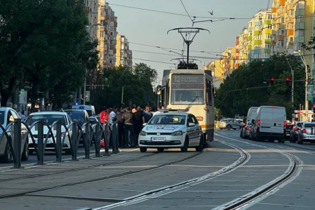 Video: o femeie este târâtă de tramvai, încercând să urce căruciorul cu copilul în el. Vatmanul a plecat fără să se uite