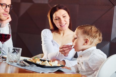 Un chelner i-a cerut unei mame să curețe mizeria făcută de copilul ei la masa din restaurant