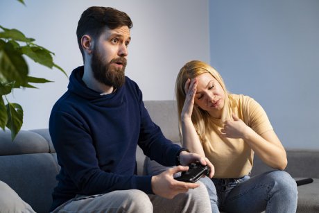 Soțul meu șomer a făcut o criză de nervi pentru că-i folosesc biroul de gaming pentru a lucra de acasă