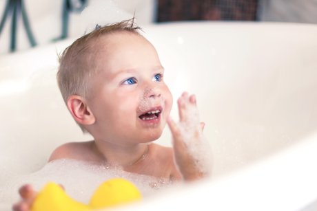 Ce se întâmplă dacă bebelușul înghite apă cu șampon
