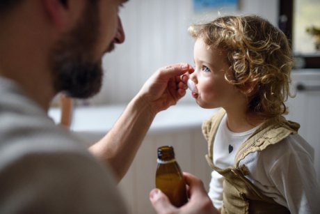 De ce să nu administrezi sirop de tuse copiilor sub 5 ani