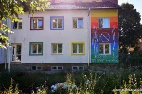 O grădiniță din Hunedoara, vandalizată cu mesaje de ură. ”Copiii noștri nu sunt ... ”