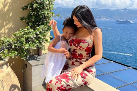 Kylie Jenner își lasă fiica să își aleagă singură ora de culcare. Ce spun experții în parenting despre această decizie