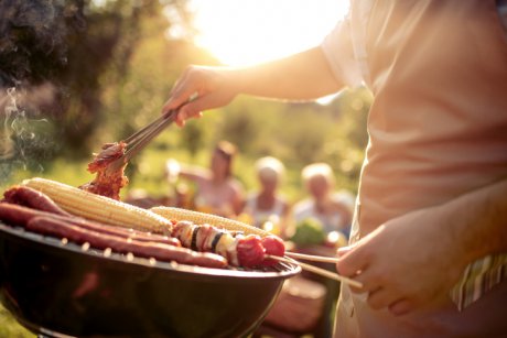 Cât timp poți lăsa mâncarea afară când ieși la picnic sau la grătar