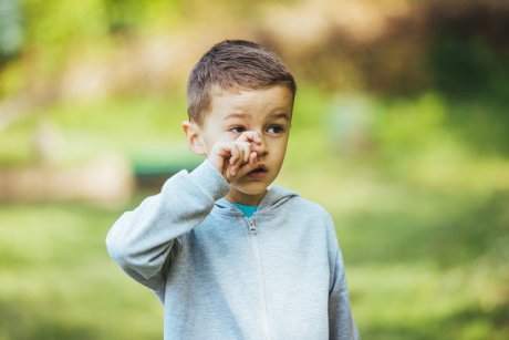 De ce se scarpină copilul în nas, urechi, buric sau funduleț? Vei vedea că are motive bine întemeiate