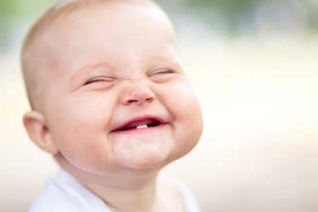 Bebelușului tău îi apar dințișorii? Iată cum să treceți mai ușor peste zilele complicate