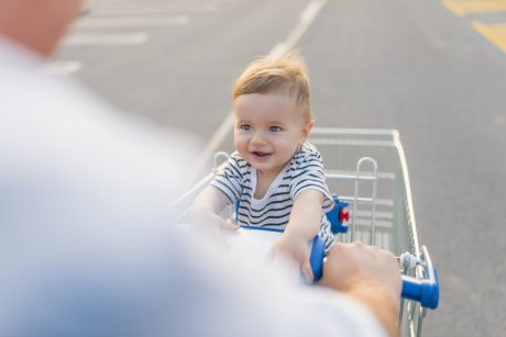 Momentul filmat când un bebeluș este răpit din coșul de cumpărături chiar de lângă mama lui