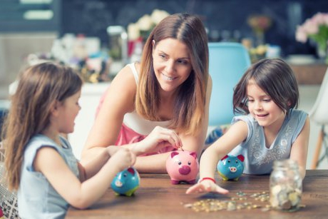 Educația financiară - cum construim copiilor mentalități santatoase despre bani?